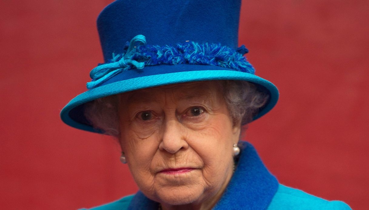 Regina Elisabetta, si preparano i funerali. Il dolore di Harry, arrivato troppo tardi