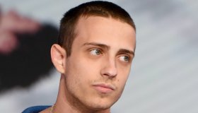 Sangiovanni rinvia i concerti per un problema di salute. Di cosa soffre