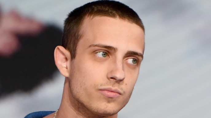 Sangiovanni rinvia i concerti per un problema di salute. Di cosa soffre