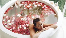 Gli Spiritual Bath diventati virali su TikTok sono la nostra nuova ossessione