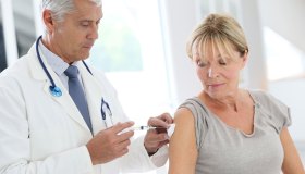 Vaccino bivalente e non solo, come proteggere chi è più a rischio d’infezioni