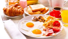 Colazione dolce o salata? Differenze ed effetti sull’organismo