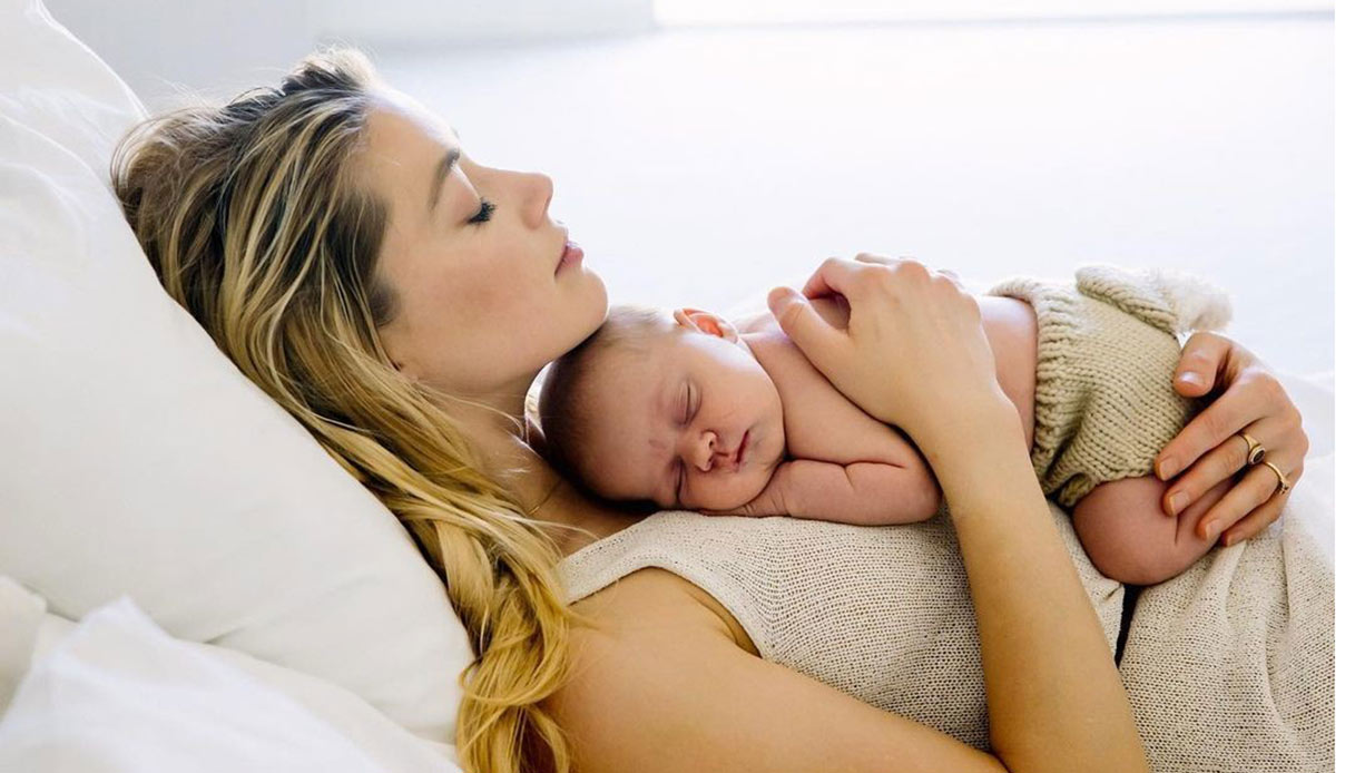 La “bancarotta dorata” di Amber Heard, in incognito in Spagna con la figlia