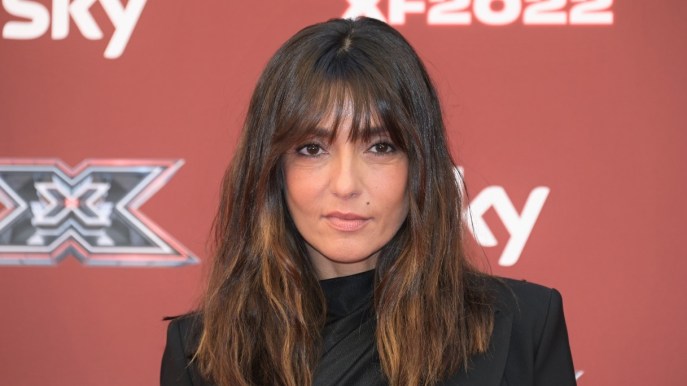 “X Factor”, camicia bianca trasparente: Ambra riscrive la moda (e incassa una battutina sull’ex)