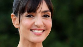 “X Factor”, Ambra Angiolini ricoperta di stelle riscopre lo stile anni Settanta: stupenda