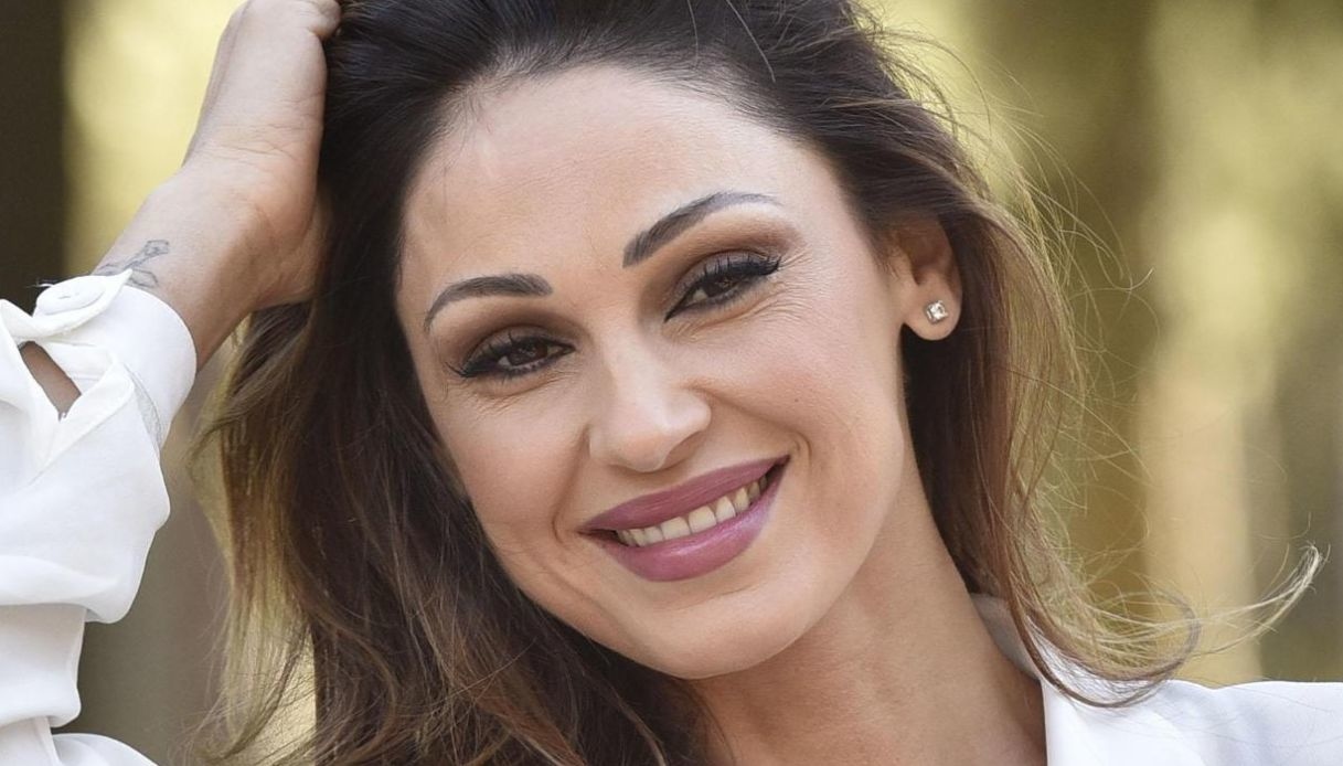 Anna Tatangelo come una sensuale Catwoman a “Stasera tutto è possibile”