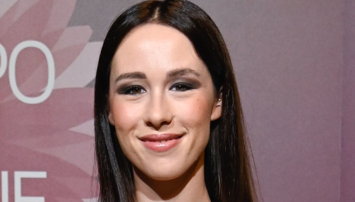 Aurora Ramazzotti incinta e bellissima. Il look con pancino scoperto: crop top e gonna