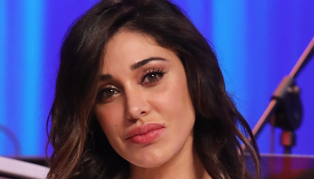 “Tu Si Que Vales”, Belen punta (ancora) sui colori brillanti: il minidress arancione è strepitoso