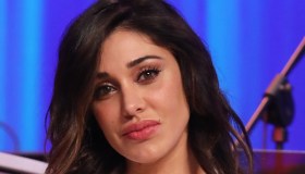 “Tu Si Que Vales”, Belen punta (ancora) sui colori brillanti: il minidress arancione è strepitoso