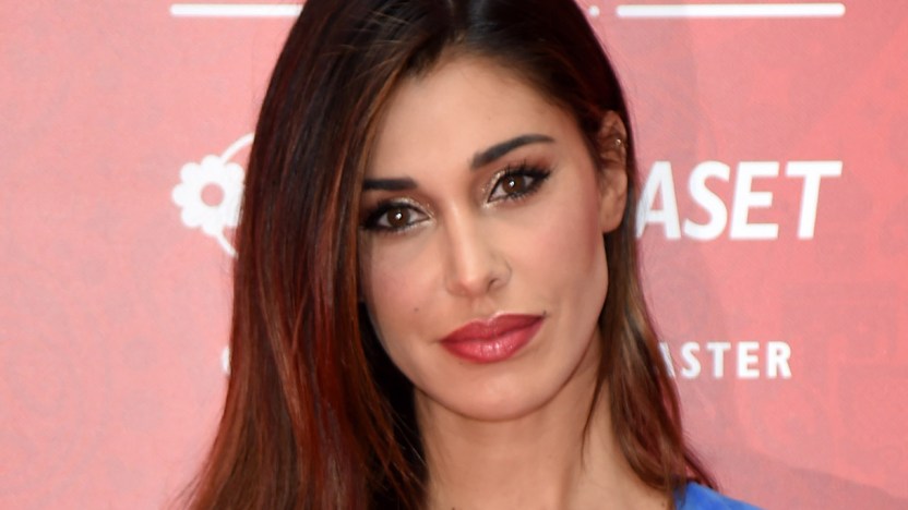 “Tú sí que vales”, Belen Rodriguez osa ancora: maxi scollatura in verde fluo