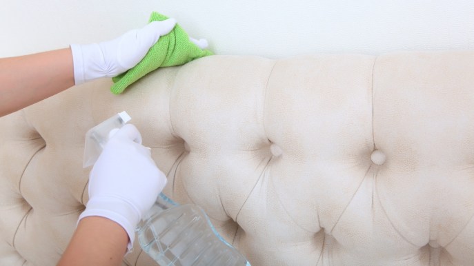 Divano e sedute in velluto: i trucchi per pulire le macchie