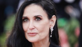 Demi Moore senza trucco e gambe scoperte: come lei a 59 anni nessuna