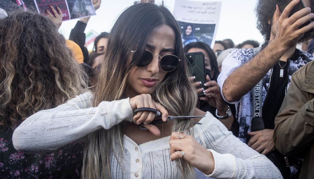 Si tagliano ciocche di capelli. Lo fanno per Masha e Hadith, e per tutte le donne iraniane