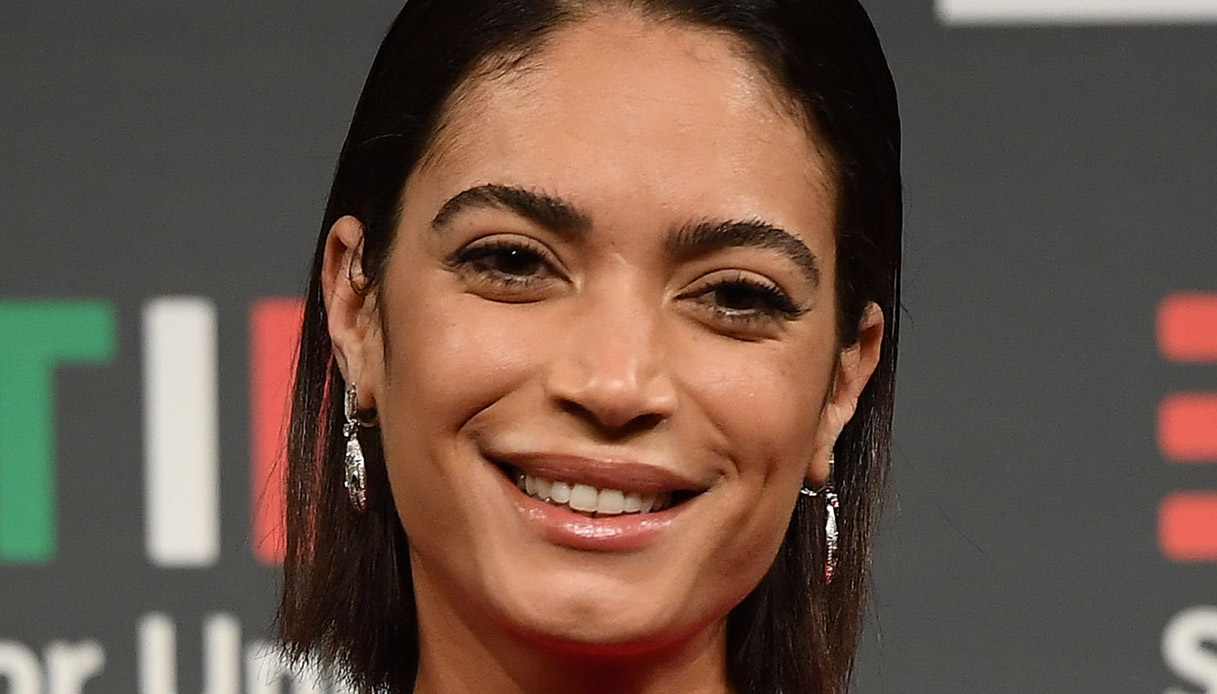 Elodie, riconoscimento speciale al Rome Film Fest: maxi tailleur viola per la premiazione