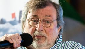 Francesco Guccini non mantiene la promessa e torna a cantare