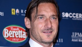 Francesco Totti per la prima volta allo stadio con Noemi Bocchi (ma non in Italia)