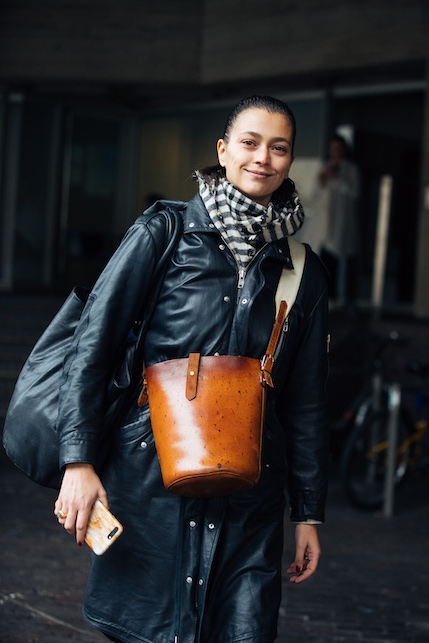 Borsa secchiello, 5 idee per abbinarla e portarla con stile