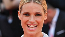 Michelle Hunziker in versione country chic osa con i capelli frisé. Ed è perfetta