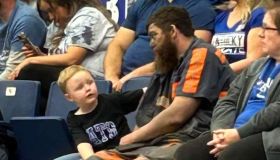 Porta suo figlio a vedere la partita coperto di carbone: la storia del minatore commuove