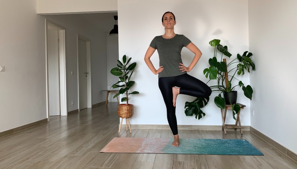 posizione yoga albero