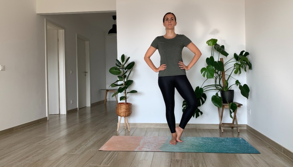 posizione yoga albero
