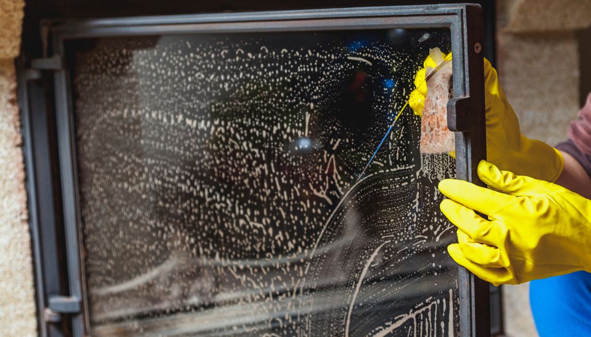 Come pulire il vetro della stufa a legna: prova l’acqua calda