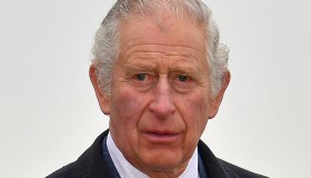 Re Carlo pronto a modificare la Costituzione: lo schiaffo a Andrea e Harry