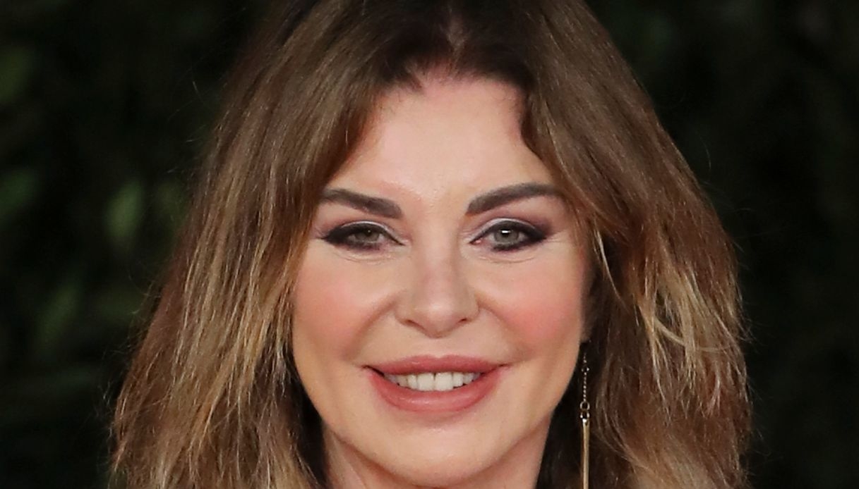 Alba Parietti, gonna di pelle e top in pizzo: il tempo si è fermato (ma c’è chi la critica)