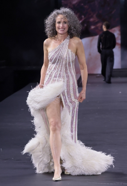 Andie MacDowell sfila a Parigi