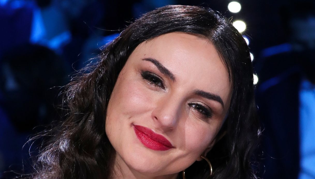 “Lasciati vivere”. Arisa, le foto su Instagram: trasparenze e unghie gioiello