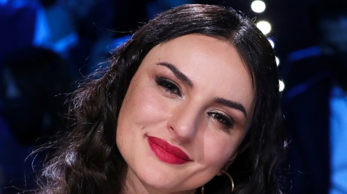 “Lasciati vivere”. Arisa, le foto su Instagram: trasparenze e unghie gioiello