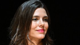 Charlene di Monaco dà forfait, Charlotte Casiraghi brilla in mini dress