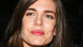 Charlotte Casiraghi mozzafiato: mini gonna cortissima e borsa da 5.640 euro