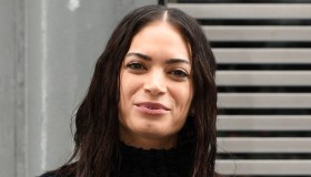 Elodie alla Parigi Fashion Week, maglione tricot e shorts in total black