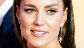 Kate Middleton umilia Meghan Markle e torna con la camicia da 440 euro che tutte vogliono