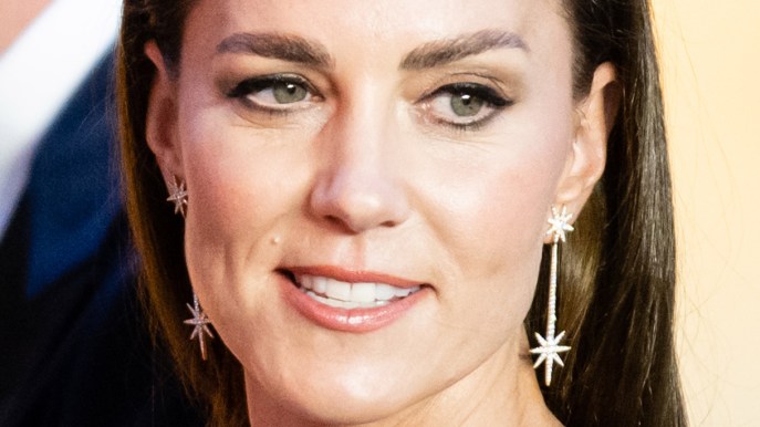 Kate Middleton umilia Meghan Markle e torna con la camicia da 440 euro che tutte vogliono