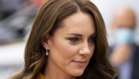 Kate Middleton torna al lavoro e finisce in ospedale. Ma il look da 250 euro è perfetto