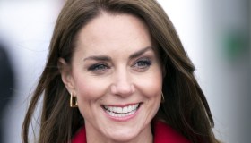 Re Carlo, il primo ritratto della Famiglia Reale. Kate è incredibile: Meghan scompare