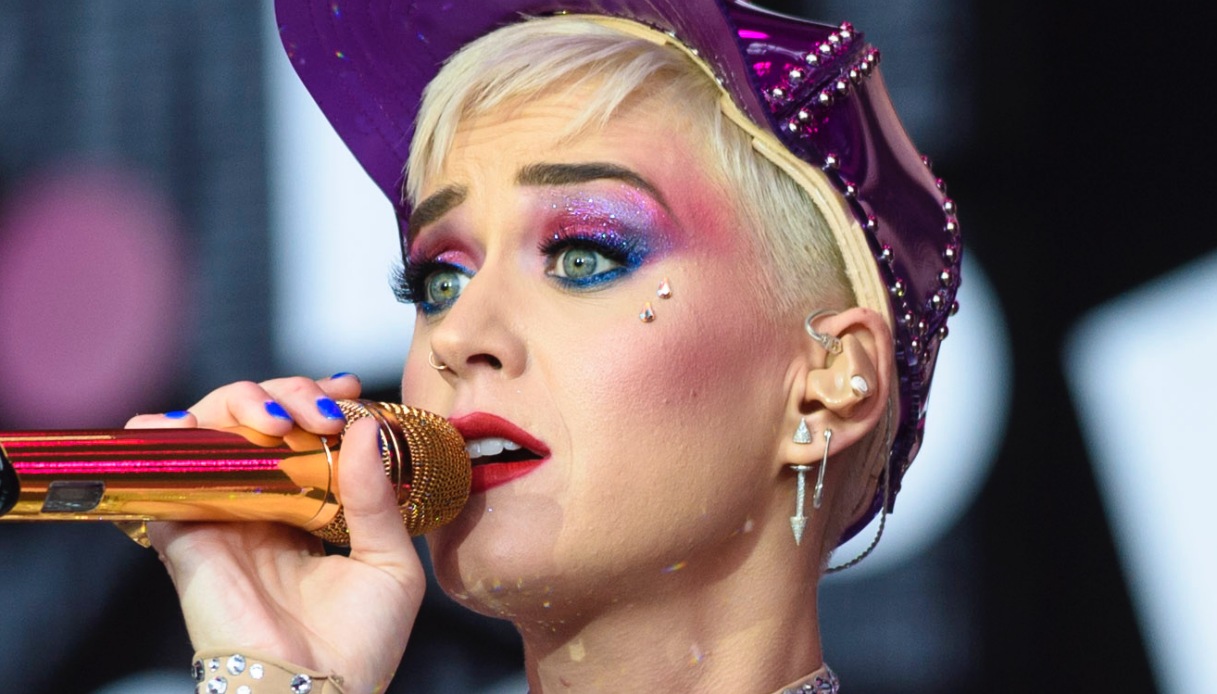 Katy Perry con un occhio bloccato: lo strano incidente sul palco fa il giro del mondo