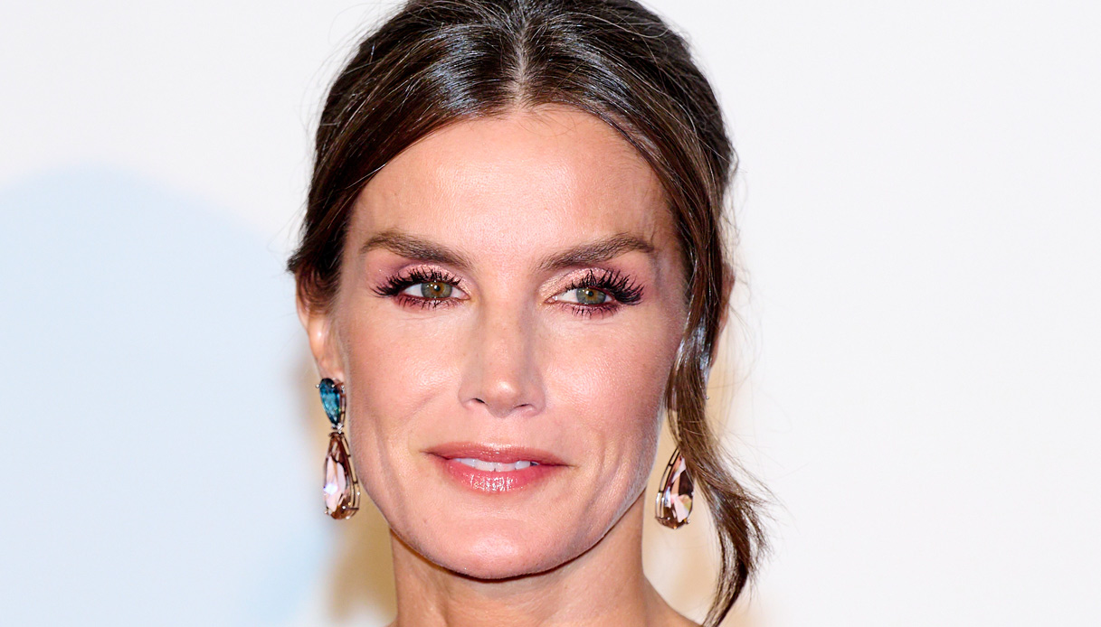 Letizia di Spagna scandalizza, l’abito troppo audace da 195 euro lascia la schiena nuda