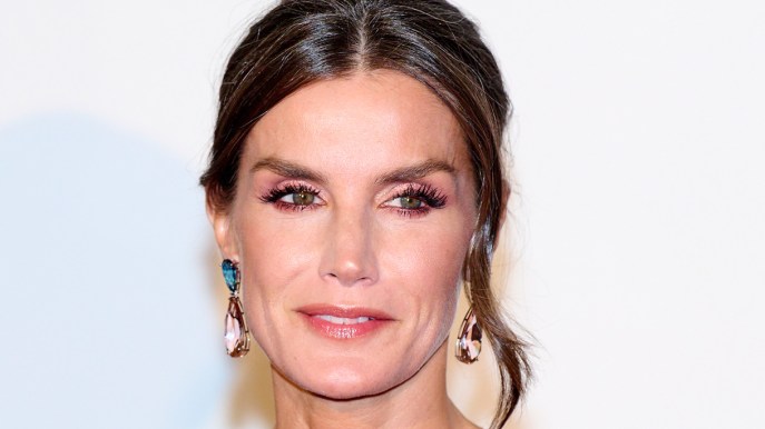 Letizia di Spagna aggressiva, top in pelle con borchie e nuovo taglio. Ma fa flop