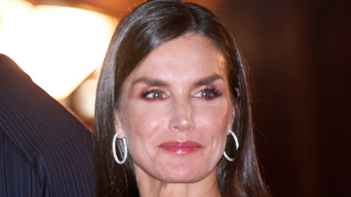 Letizia di Spagna superlativa in velluto e cristalli. Ma è di nuovo schiena nuda