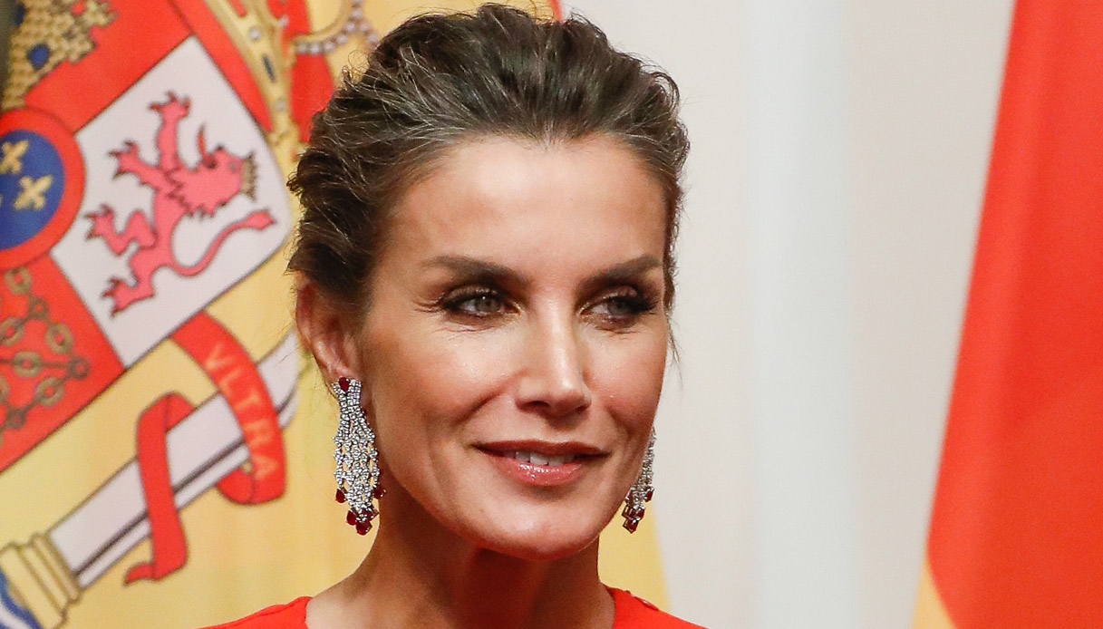 Letizia di Spagna spettacolare: abito da 2.617 euro, cascata di rubini e dettaglio fatale