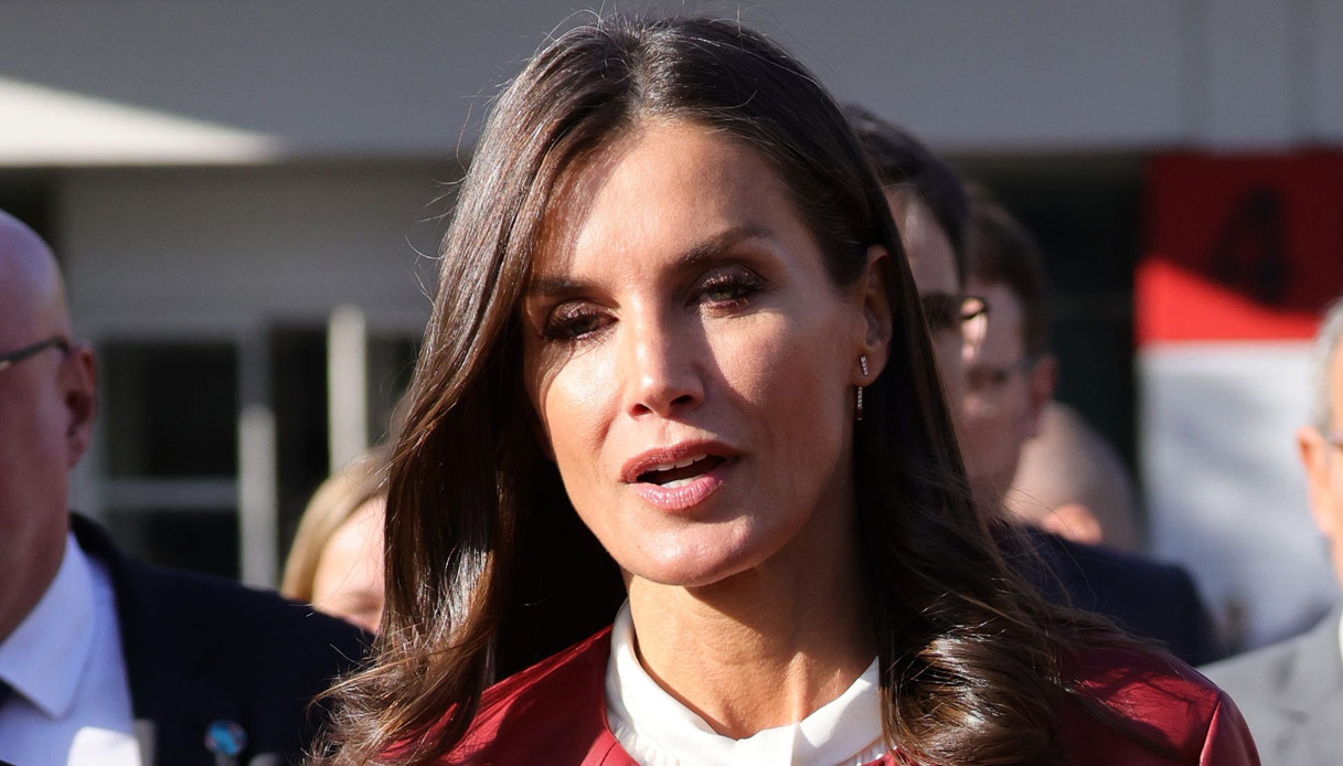 Letizia di Spagna osa: look sensazionale in pelle. E ruba gli orecchini di diamanti e zaffiri