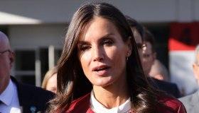 Letizia di Spagna osa: look sensazionale in pelle. E ruba gli orecchini di diamanti e zaffiri