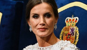 Letizia di Spagna ricicla l’abito fantasia, ma sorprende in fiori e chiffon