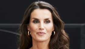 Letizia di Spagna seduce in rosso: il segreto degli orecchini in diamanti e rubini