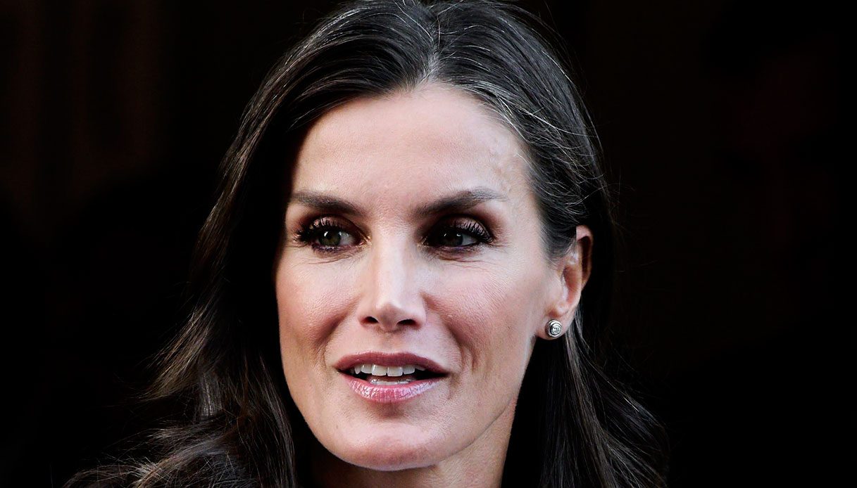 Letizia di Spagna si toglie la sottogonna e perde il fascino. Ma si riscatta col top-corsetto