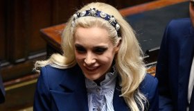 Berlusconi, Marta Fascina si veste come Kate Middleton e scoppia la bufera sui suoi look