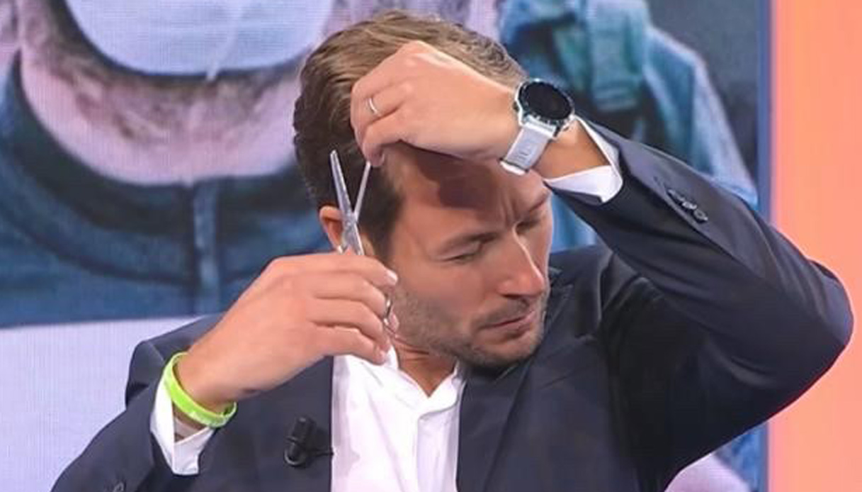 “Unomattina”, Massimiliano Ossini si taglia una ciocca di capelli per le donne iraniane